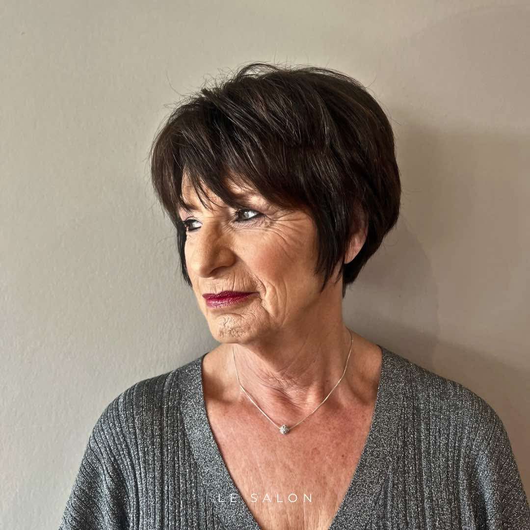 Dame in profiel met blond haar.