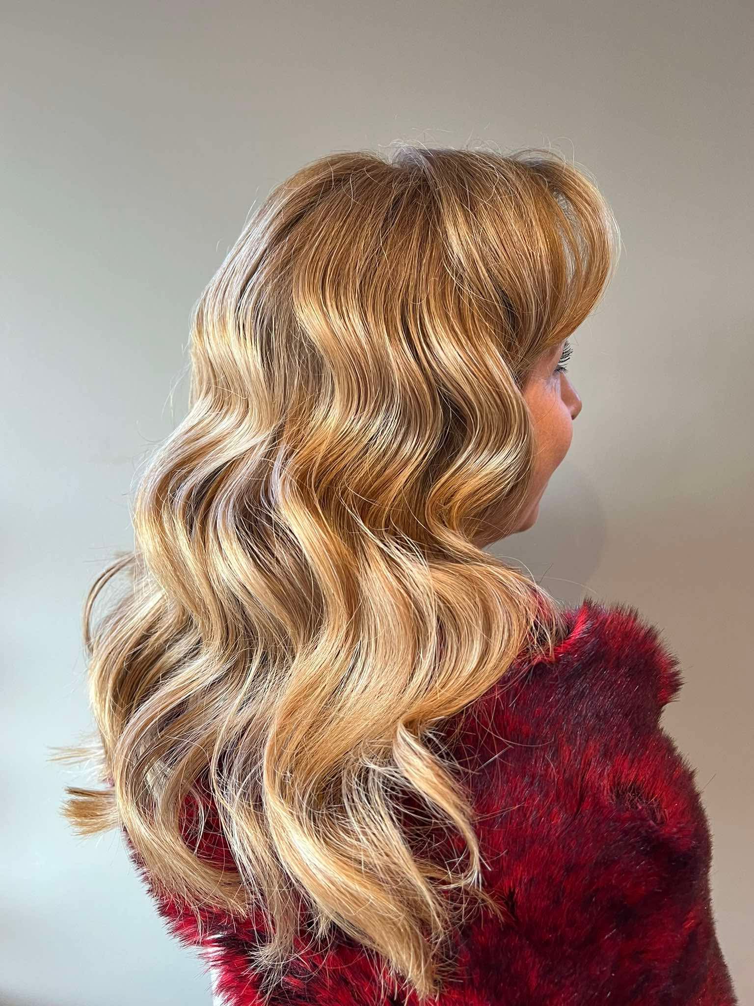 Dame met geblondeerd haar.